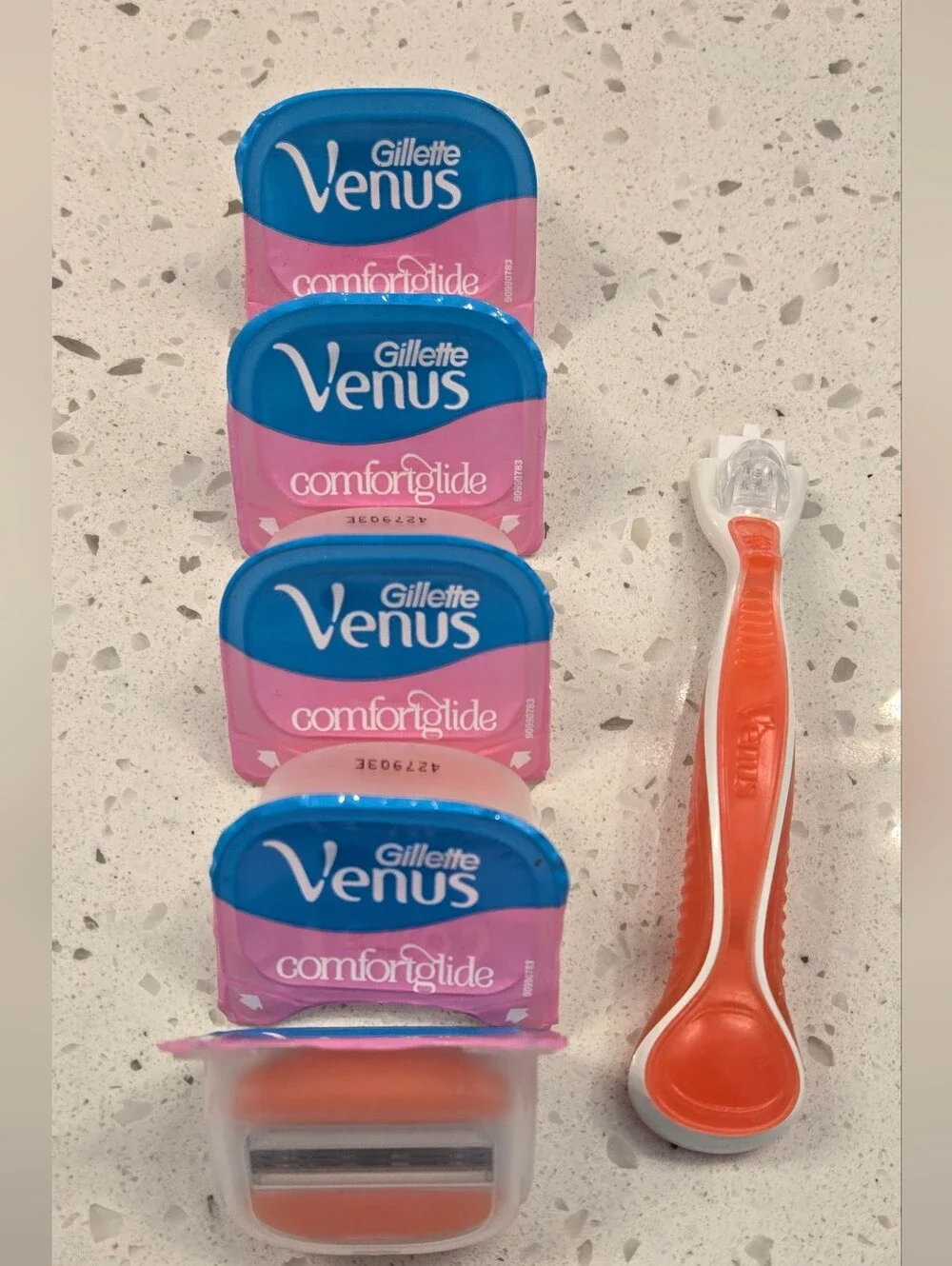 Gillette Venus ComfortGlide Razor + 4 Cartridges - Pink & Blue